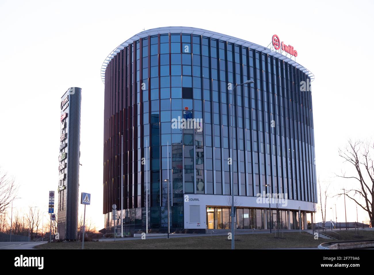 Twilio est une plate-forme américaine de communications dans le cloud. Twilio permet aux développeurs de logiciels de passer et de recevoir par programmation des appels téléphoniques et des messages texte Banque D'Images