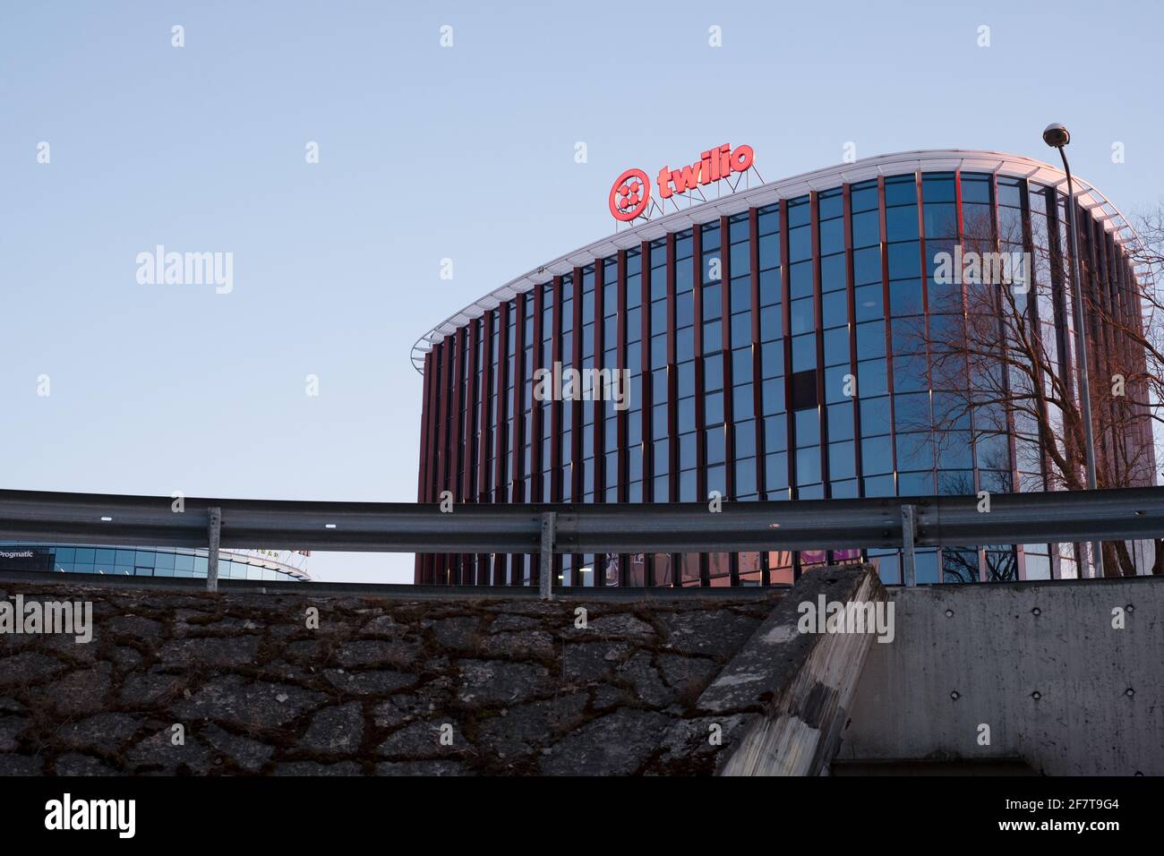 Twilio est une plate-forme américaine de communications dans le cloud. Twilio permet aux développeurs de logiciels de passer et de recevoir par programmation des appels téléphoniques et des messages texte Banque D'Images