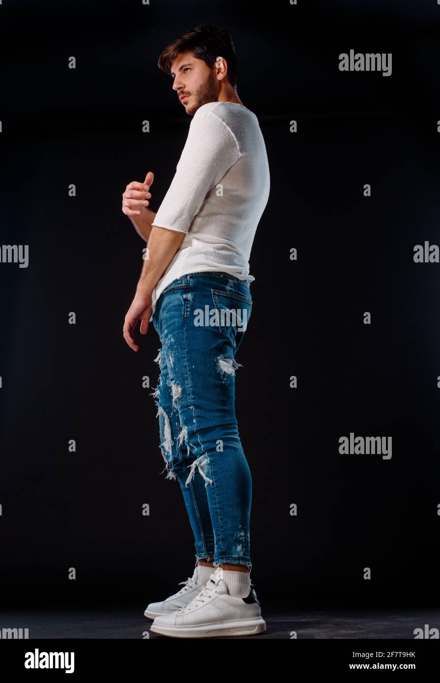 Studio body shot d'un jeune homme à la mode portant des vêtements de style  moderne Photo Stock - Alamy