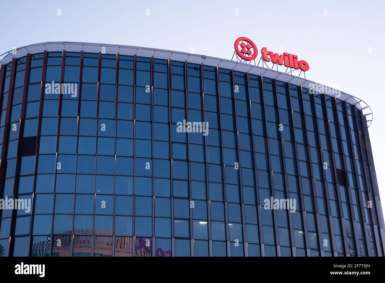 Twilio est une plate-forme américaine de communications dans le cloud. Twilio permet aux développeurs de logiciels de passer et de recevoir par programmation des appels téléphoniques et des messages texte Banque D'Images