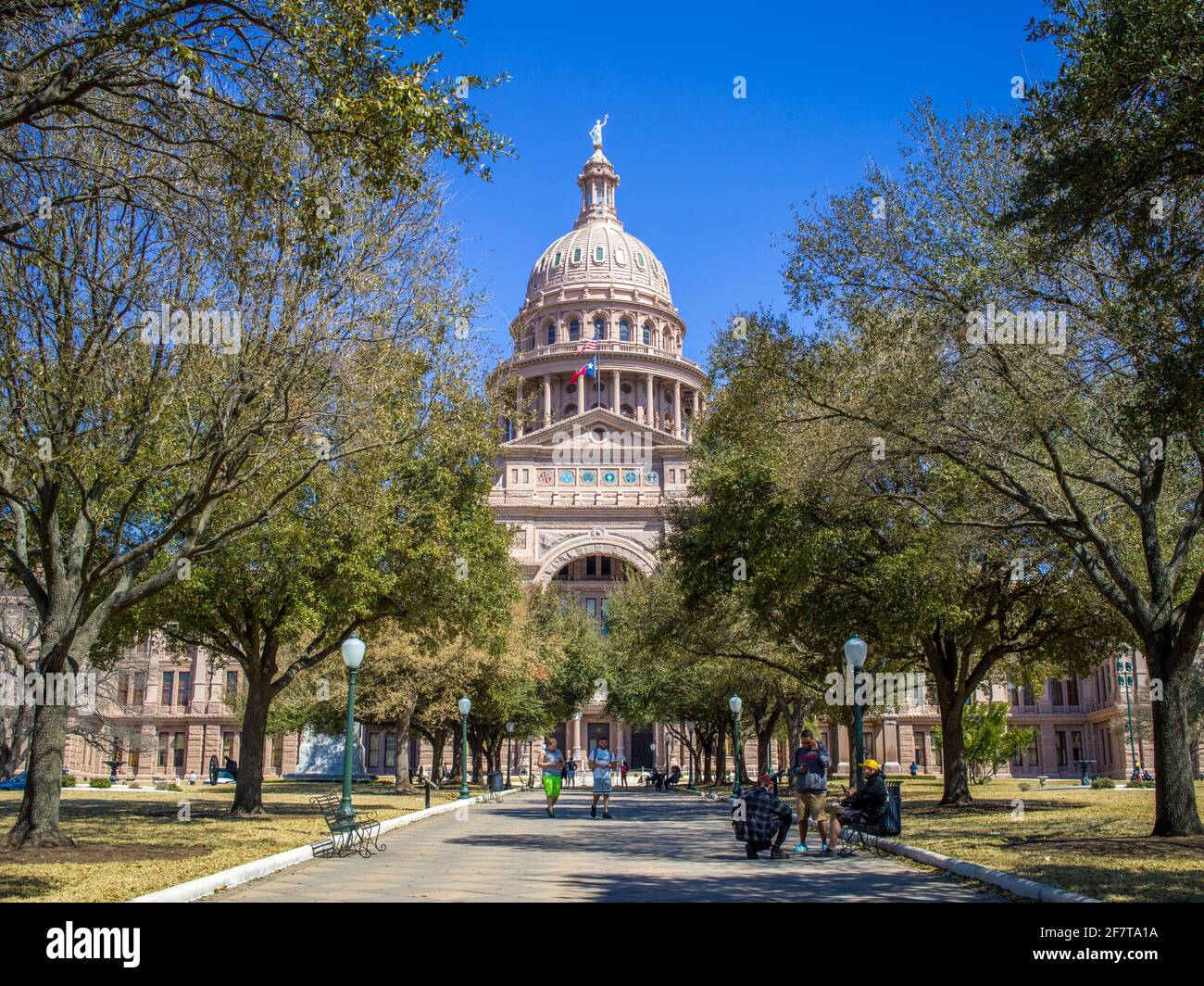 Vue sur le trottoir vers le bâtiment rose du Capitole de l'État à Austin, Texas Banque D'Images