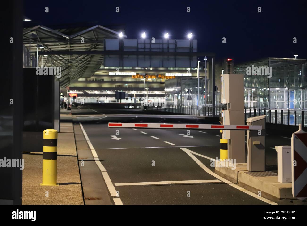 à l'aéroport de cologne au crépuscule Banque D'Images