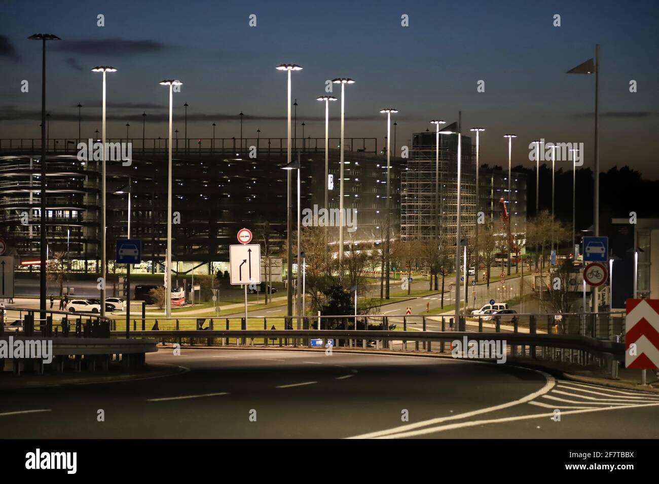 à l'aéroport de cologne au crépuscule Banque D'Images