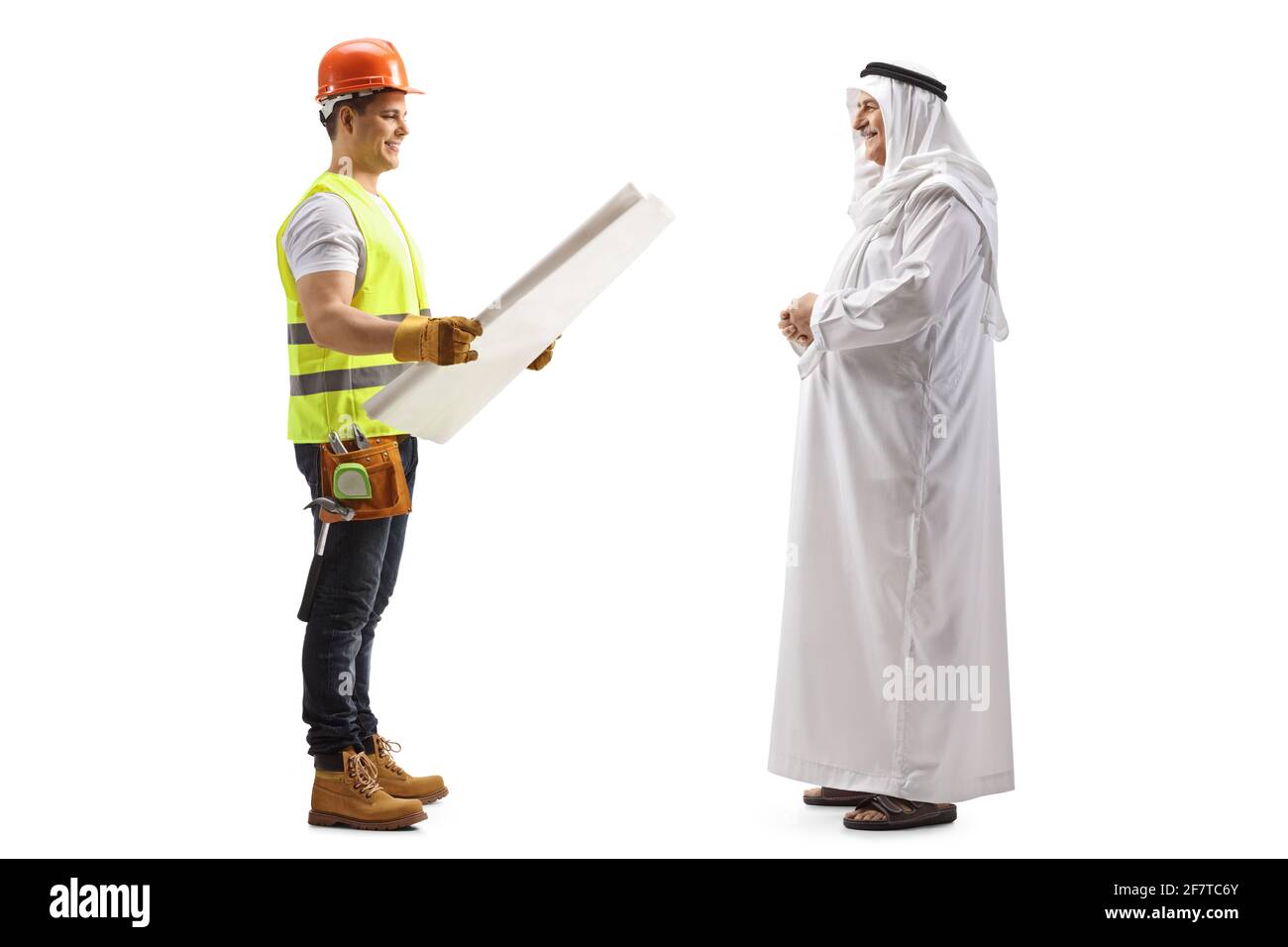 Prise de vue en profil sur toute la longueur d'un constructeur tenant un plan et parler à un arabe isolé sur fond blanc Banque D'Images