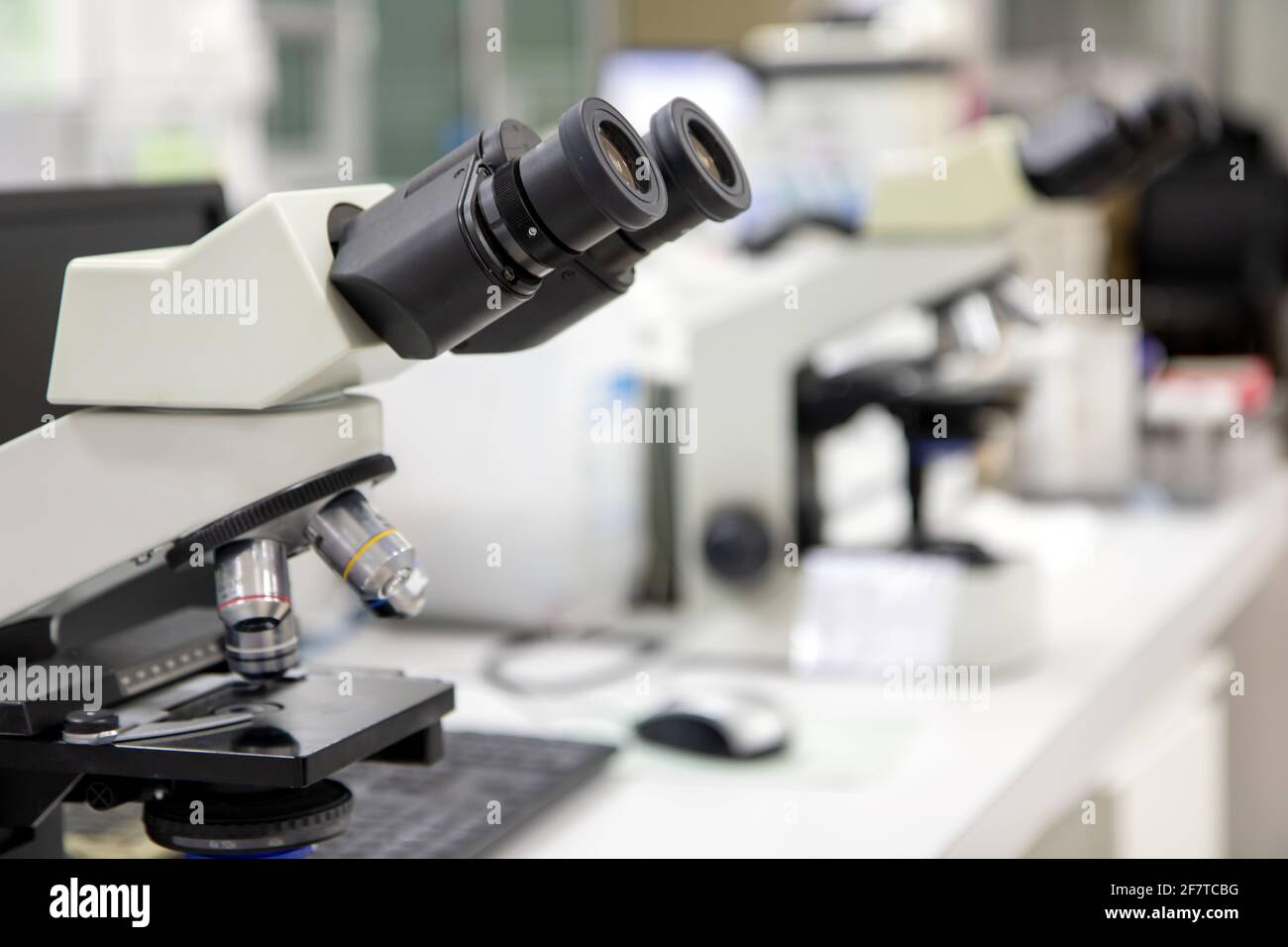 Un microscope sur une table en laboratoire. Banque D'Images