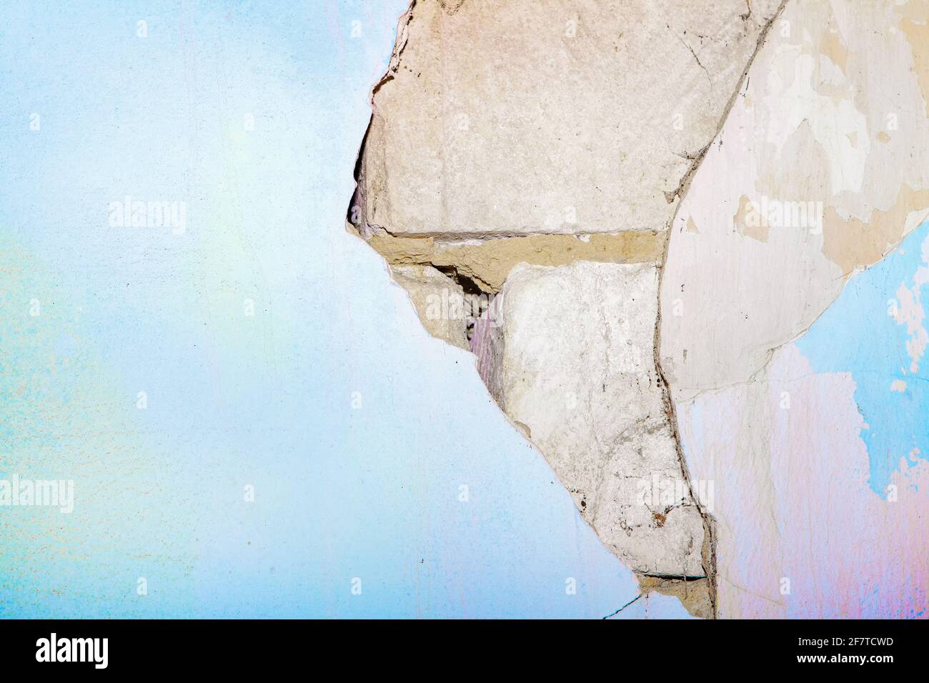 Briques blanches et plâtre en ruines de vieux mur Banque D'Images