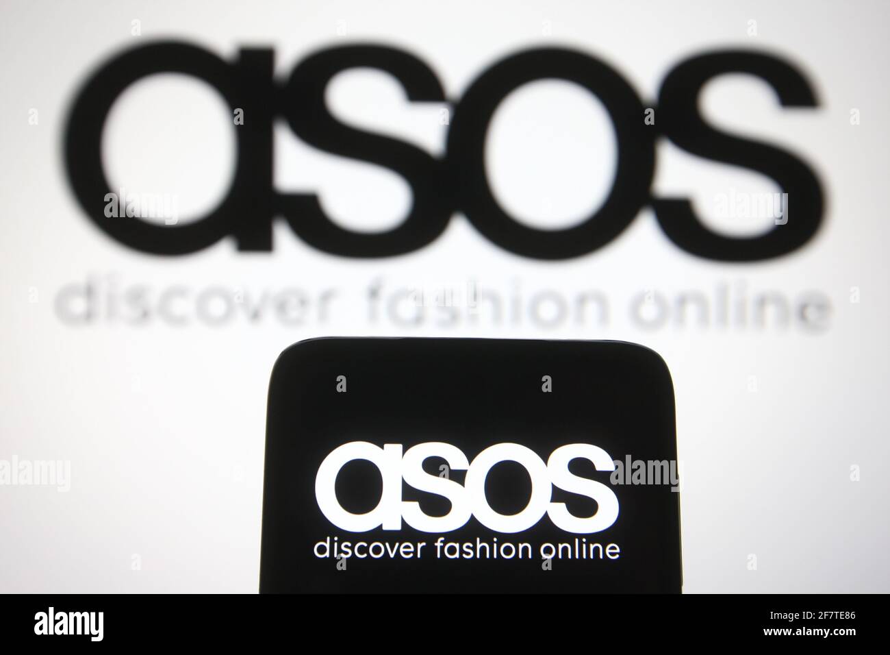 Ukraine. 9 avril 2021. Dans cette illustration, le logo ASOS d'un détaillant britannique de mode et de cosmétiques en ligne est visible sur un smartphone et un écran d'ordinateur. Credit: Pavlo Gonchar/SOPA Images/ZUMA Wire/Alay Live News Banque D'Images