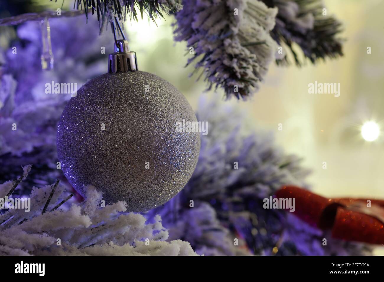 Boule d'arbre de Noël argentée sur l'arbre de Noël Banque D'Images