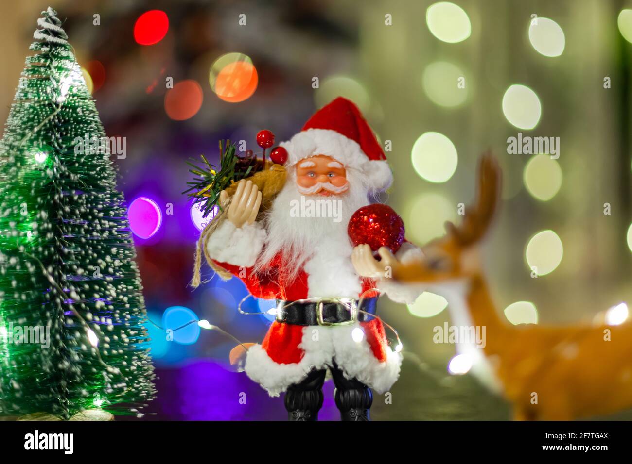 Jouet Père Noël sur fond de guirlandes lumineuses Banque D'Images