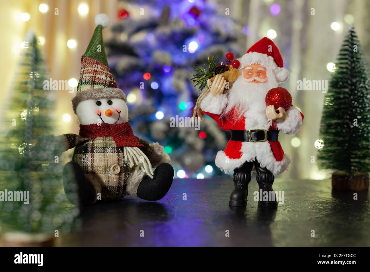 Le Père Noël et le bonhomme de neige sur fond de Noël arbre Banque D'Images