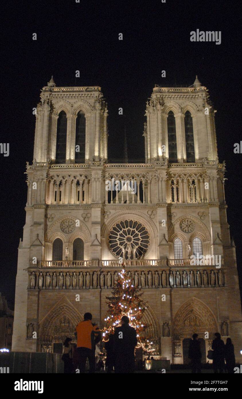 Cathédrale notre-Dame de Paris la nuit avec un arbre de Noël, France (2008) Banque D'Images