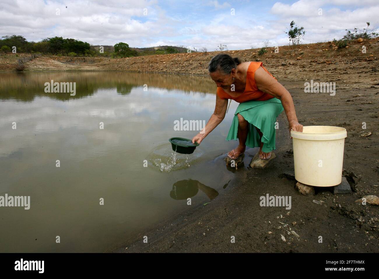 vitoria da conquiesta, bahia / brésil - 28 octobre 2011: On voit la personne recueillir l'eau du barrage d'Olho d'agua dans le district de Bate PE, zone rurale Banque D'Images