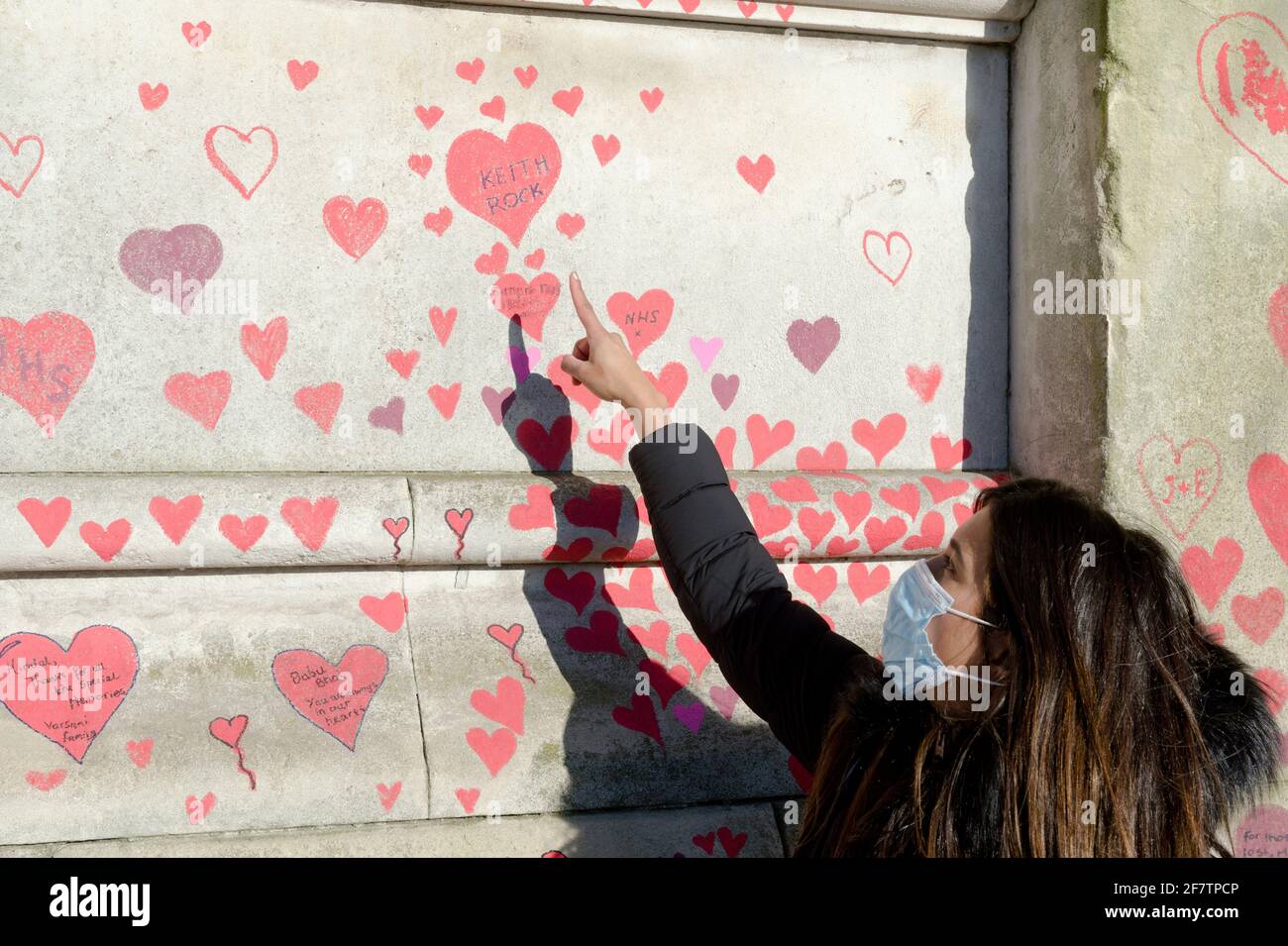 Le mur national du Covid Memorial Wall à côté de la Tamise à Londres. Cœur rouge de a été peint sur le mur comme un hommage aux victimes du virus. Banque D'Images