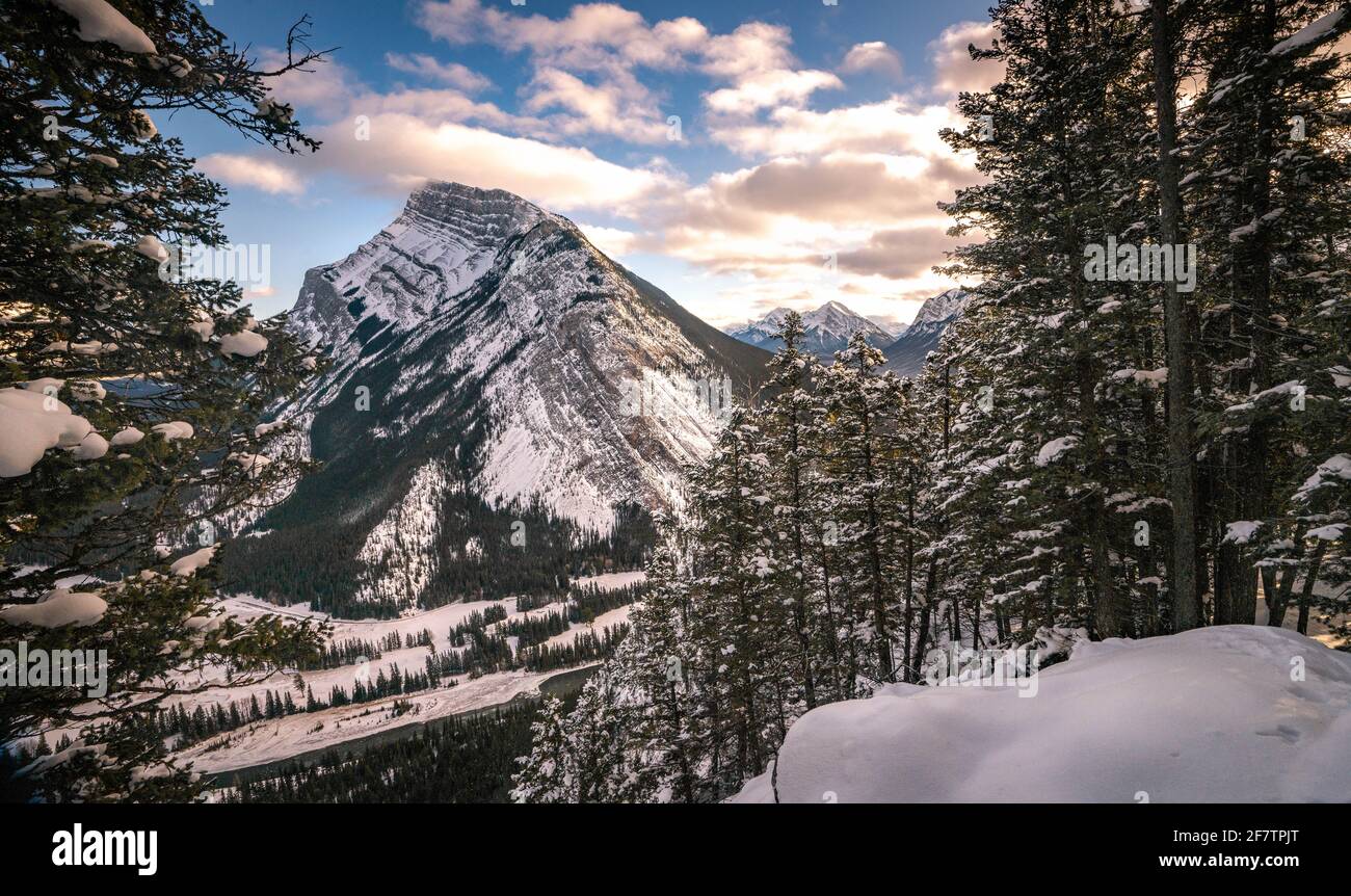 Paysage magnifique de Banff montagnes rocheuses en hiver avec des nuages spectaculaires Banque D'Images