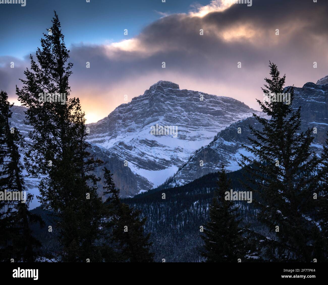 Paysage magnifique de Banff montagnes rocheuses en hiver au coucher du soleil Banque D'Images