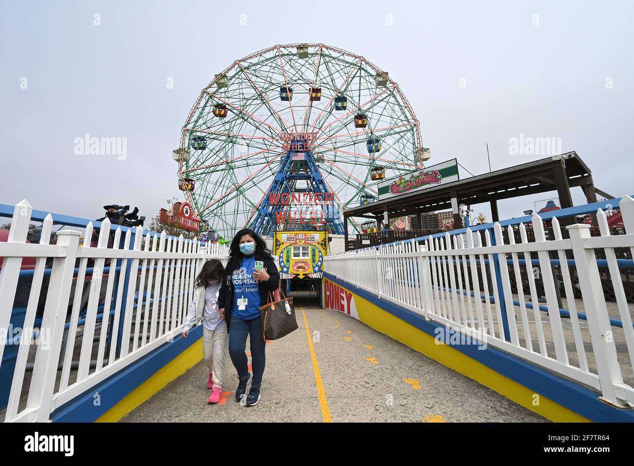 New York Etats Unis 09e Avril 21 Une Femme Et Son Enfant Arrivent Au Parc D Attractions Deno S Wonder Wheel Pour Celebrer Son 100e Anniversaire Lors De La Reouverture Des Parcs D Attractions De Coney