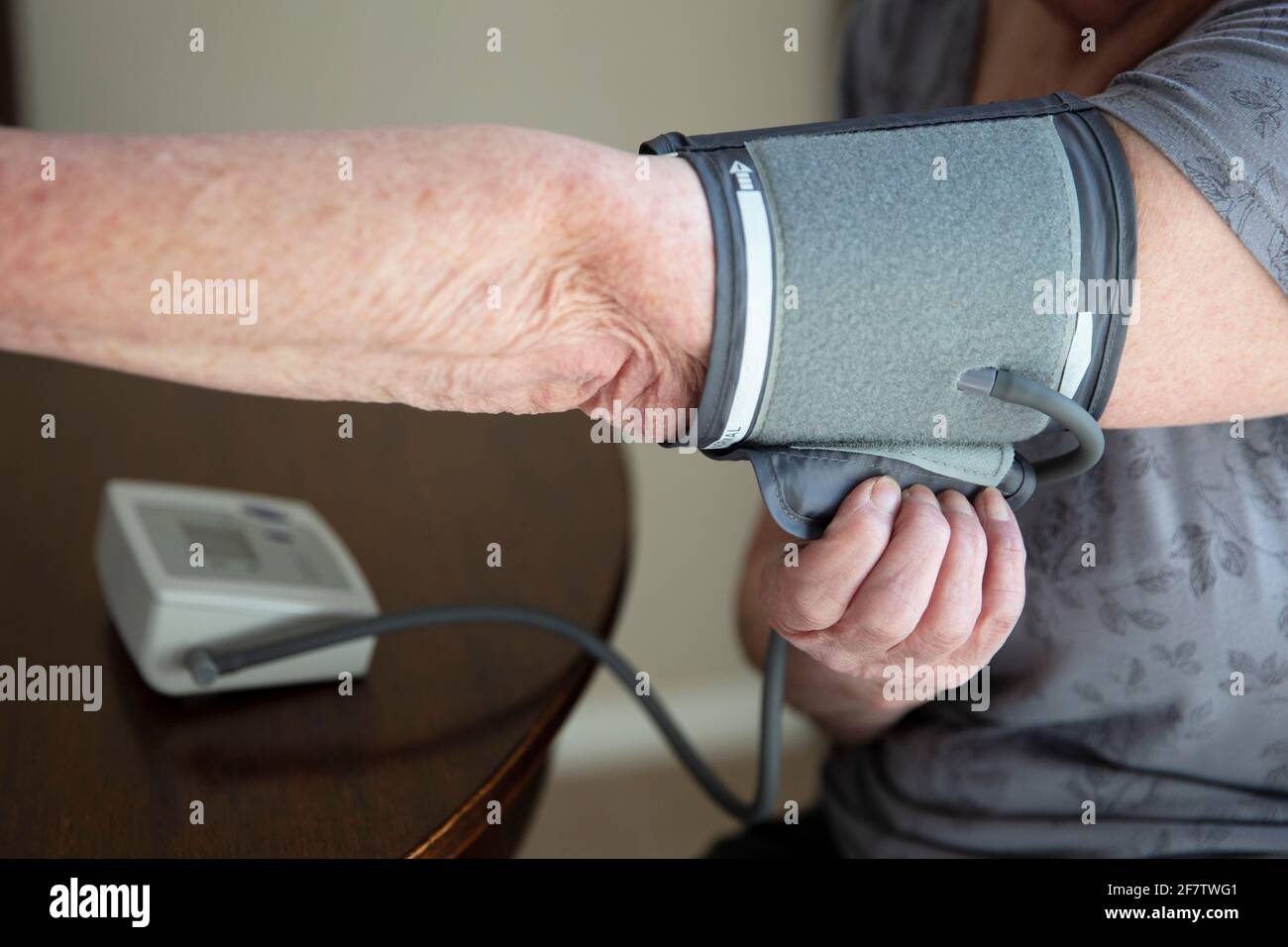 Une femme âgée vérifie sa tension artérielle à la maison. Concept de soins de santé Banque D'Images