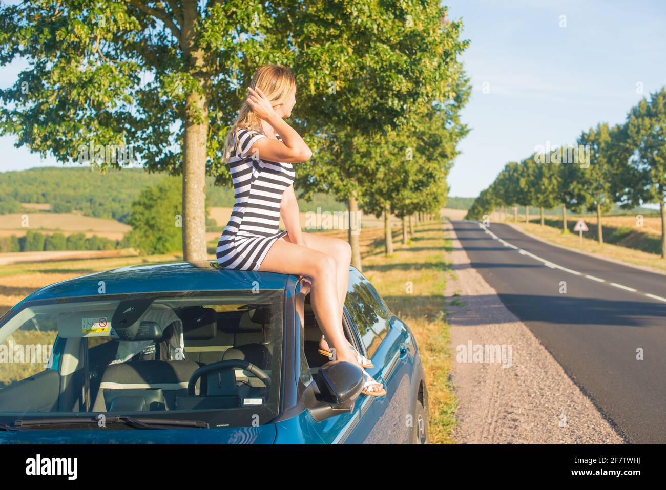 Assis sur le toit de la voiture Banque de photographies et d’images à ...