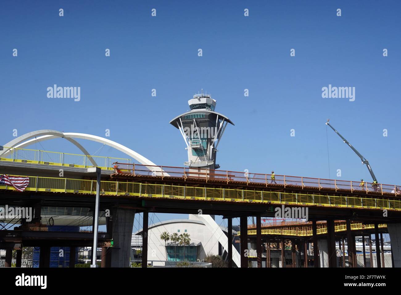 Vue générale de la construction d'un système automatisé de transport de personnes, d'un système de train électrique sur une ligne de guidage surélevée de 2.25 miles avec six stations, à Los Angeles Int Banque D'Images
