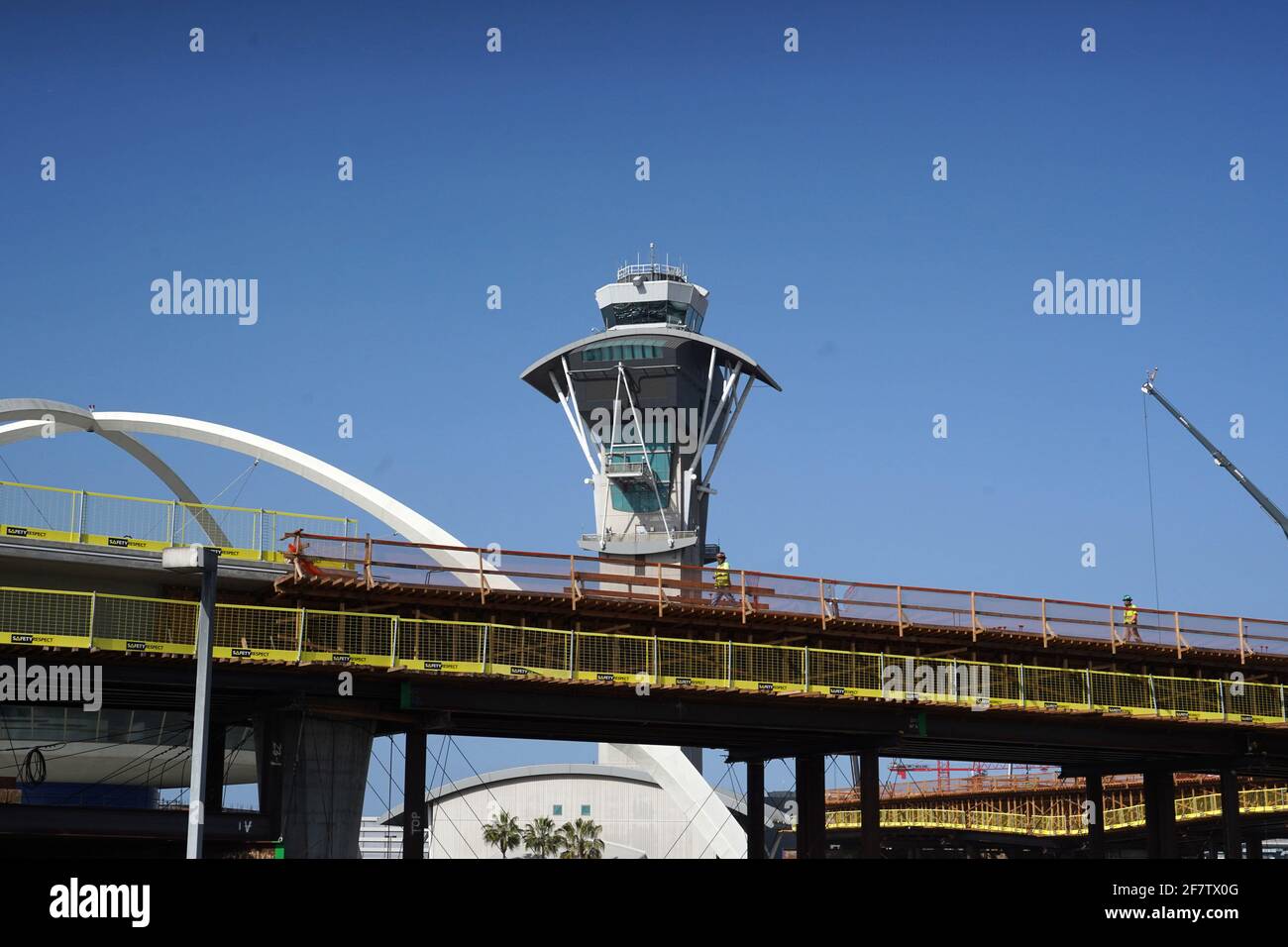 Vue générale de la construction d'un système automatisé de transport de personnes, d'un système de train électrique sur une ligne de guidage surélevée de 2.25 miles avec six stations, à Los Angeles Int Banque D'Images