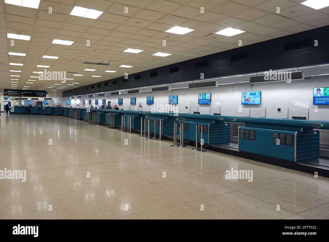 Comptoirs de billetterie vides et fermés à l'aéroport international de Miami, le vendredi 9 avril 2021, à Miami. Banque D'Images