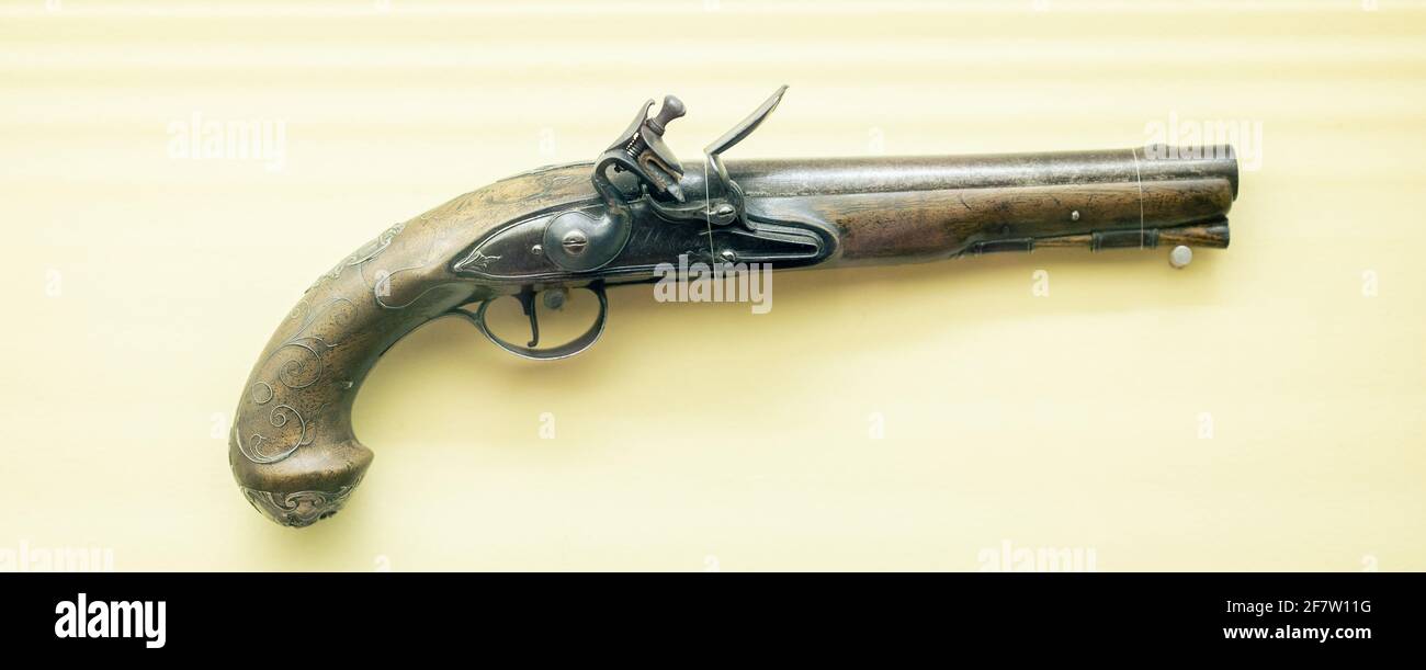 Gros plan d'un ancien pistolet vintage sur le blanc arrière-plan Banque D'Images