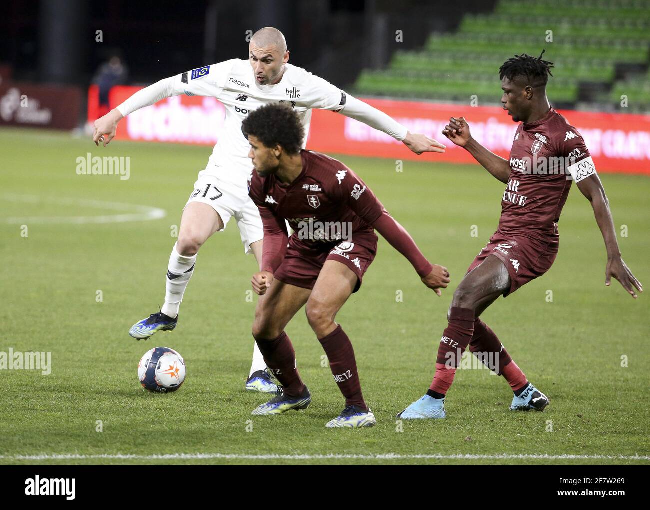 Burak Yilmaz de Lille, Matthieu Udol, John Boye du FC Metz lors du