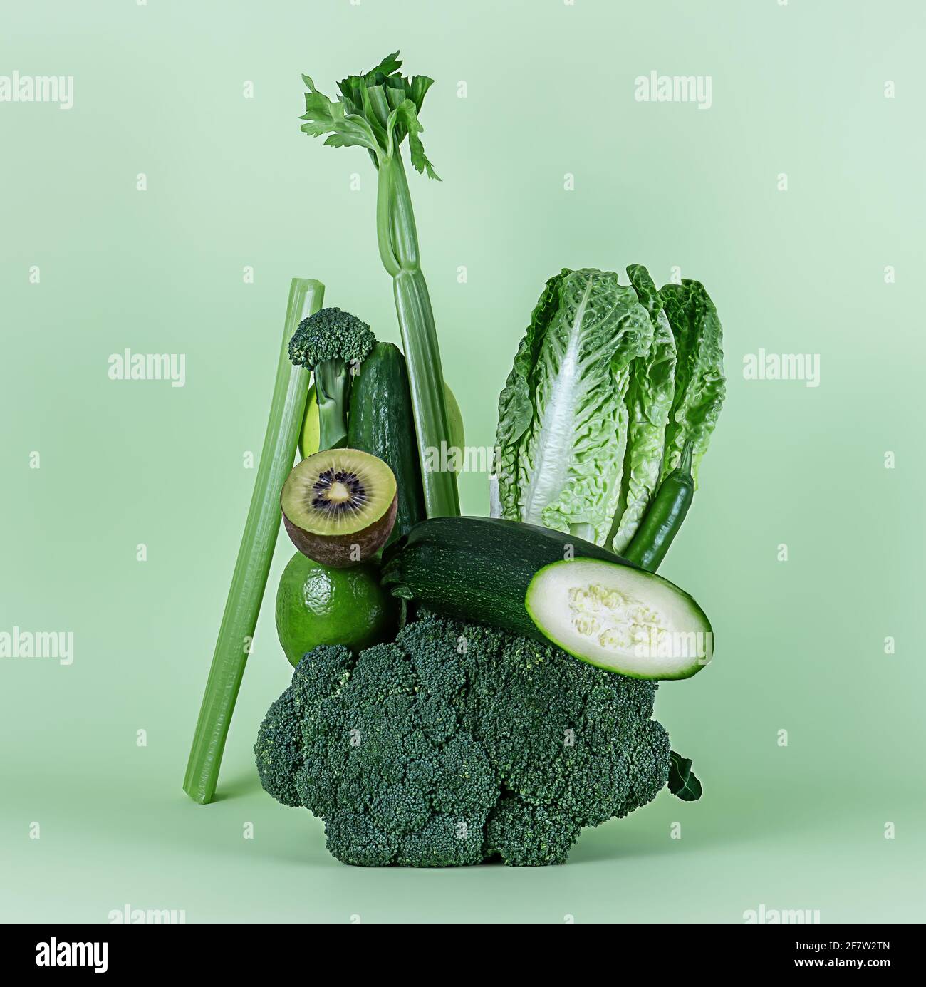 Fruits et légumes verts frais pour un régime sain de smoothie ou alcalin. Équilibre équilibre équilibre alimentaire flottant. Banque D'Images
