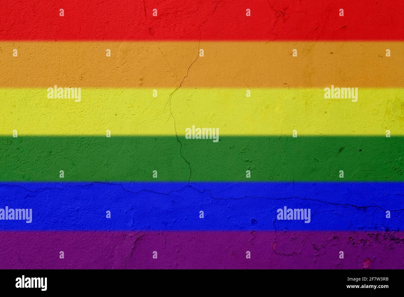 Drapeau de fierté LGBT de couleur arc-en-ciel peint sur un mur en béton  fissuré. Arrière-plan texturé plein cadre haute résolution d'un mur en  béton coloré Photo Stock - Alamy