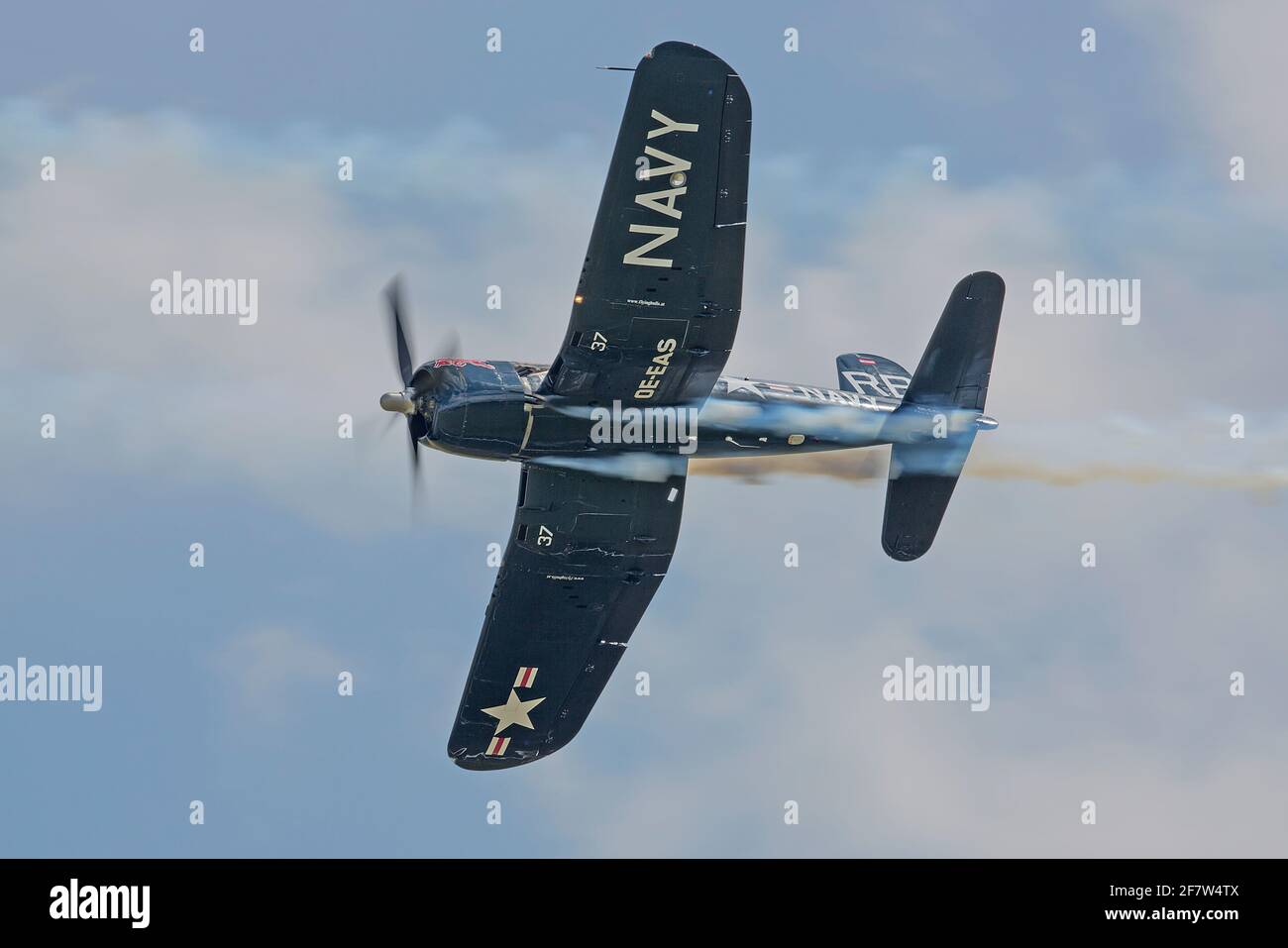 Red Bull F4U-4 Corsair à Duxford Banque D'Images