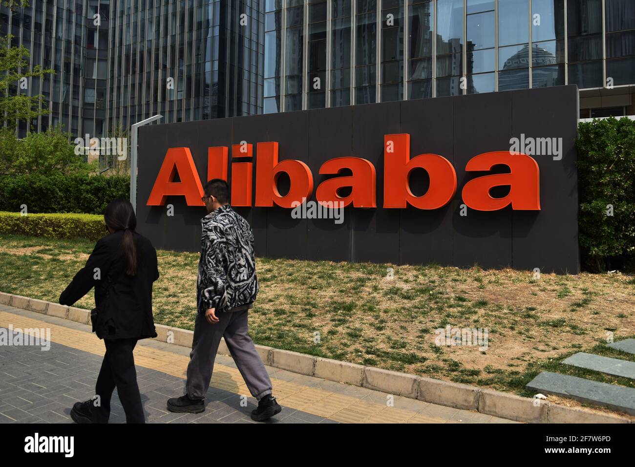 Pékin, Chine. 10 avril 2021. Des piétons marchent devant le siège d'Alibaba à Beijing.l'Administration d'État pour la réglementation du marché de la Chine a frappé Alibaba avec une amende lourde de près de 2.8 milliards de dollars pour des pratiques monopolistiques « alternativement ». Alibaba a publié une lettre ouverte : la punition est un signal d'alarme et un coup de fouet, va créer un environnement de plate-forme plus ouvert. (Photo de Sheldon Cooper/SOPA Images/Sipa USA) crédit: SIPA USA/Alay Live News Banque D'Images