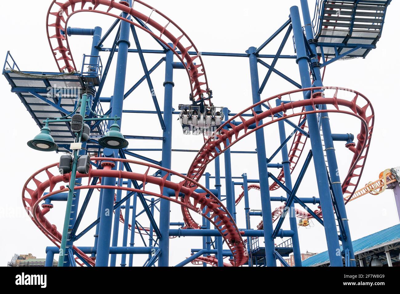 New York, États-Unis. 09e avril 2021. Le parc d'attractions de Coney Island a été rouvert après la fermeture en raison de la pandémie de COVID-19, avec une capacité réduite de 33 %. Le parc d'attractions a été fermé en octobre 2019 et n'a pas pu être rouvert en 2020 en raison d'une pandémie. Les visiteurs et les employés doivent porter un masque facial à l'intérieur du parc et toutes les attractions doivent être désinfectées entre chaque utilisation. Toutes les attractions ne sont ouvertes que le week-end jusqu'au jour du souvenir, après cela elles seront ouvertes sept jours sur sept. (Photo de Lev Radin/Pacific Press) crédit: Pacific Press Media production Corp./Alay Live News Banque D'Images