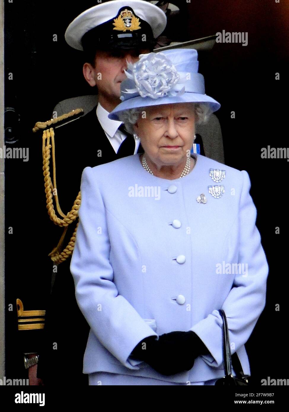 La Reine présente officiellement au duc d'Édimbourg le titre et le bureau de Lord High Admiral of the Navy à Whitehall, pour souligner son 90e anniversaire. Londres, Royaume-Uni Banque D'Images