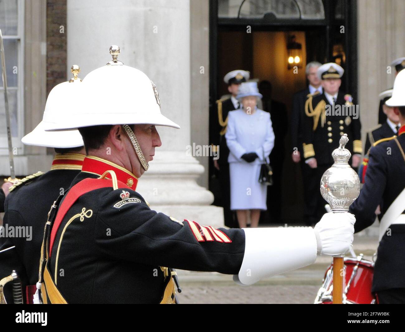 La Reine présente officiellement au duc d'Édimbourg le titre et le bureau de Lord High Admiral of the Navy à Whitehall, pour souligner son 90e anniversaire. Londres, Royaume-Uni Banque D'Images