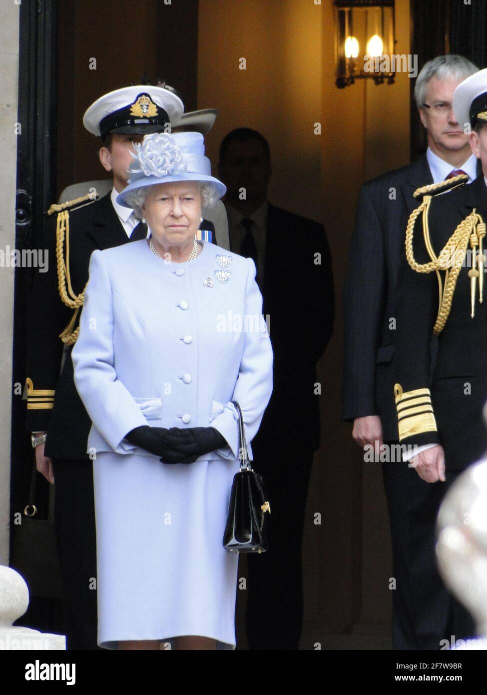 La Reine présente officiellement au duc d'Édimbourg le titre et le bureau de Lord High Admiral of the Navy à Whitehall, pour souligner son 90e anniversaire. Londres, Royaume-Uni Banque D'Images
