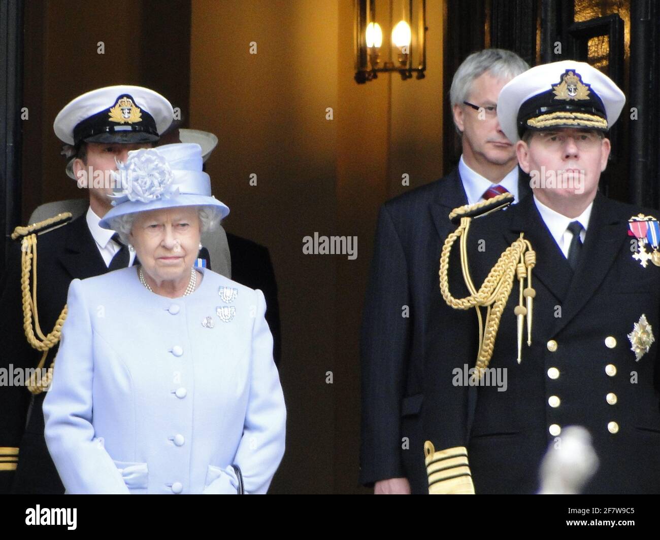 La Reine présente officiellement au duc d'Édimbourg le titre et le bureau de Lord High Admiral of the Navy à Whitehall, pour souligner son 90e anniversaire. Londres, Royaume-Uni Banque D'Images