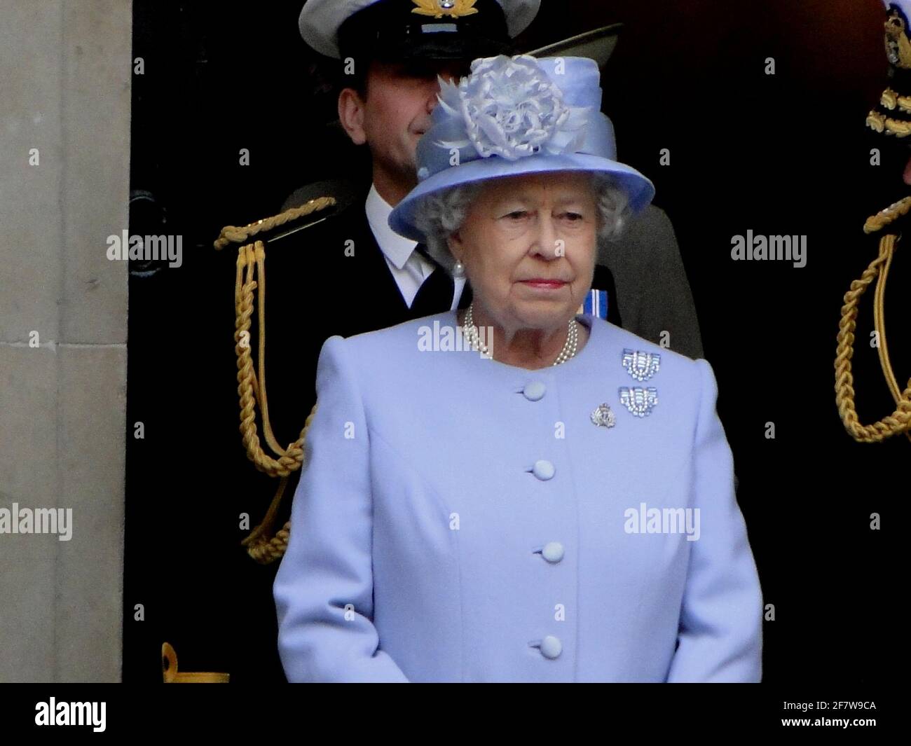 La Reine présente officiellement au duc d'Édimbourg le titre et le bureau de Lord High Admiral of the Navy à Whitehall, pour souligner son 90e anniversaire. Londres, Royaume-Uni Banque D'Images