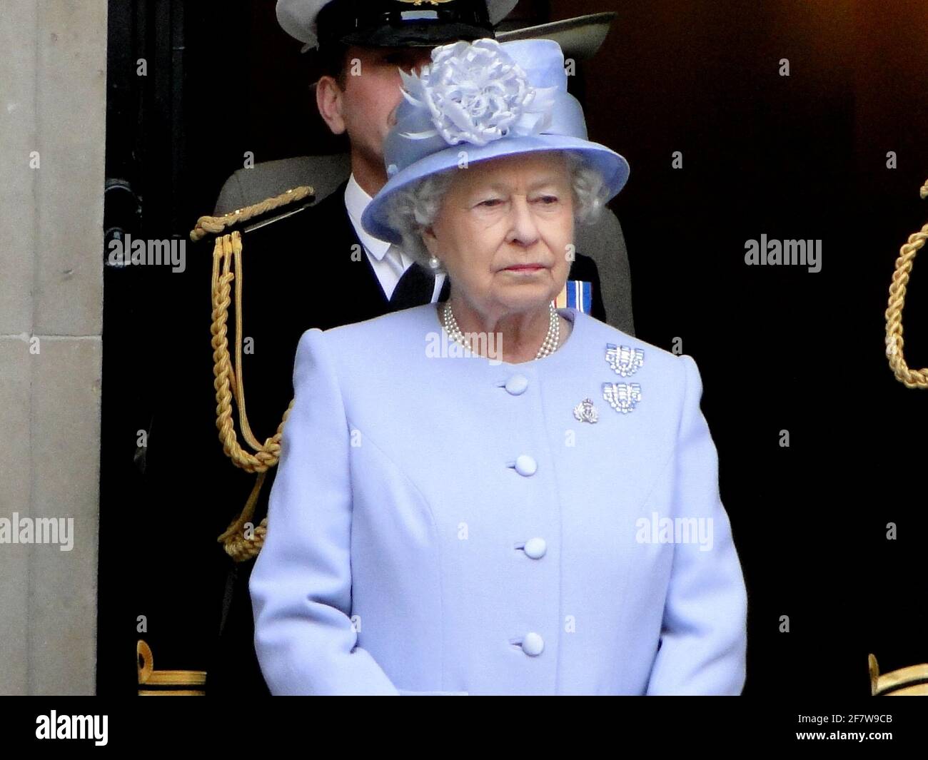 La Reine présente officiellement au duc d'Édimbourg le titre et le bureau de Lord High Admiral of the Navy à Whitehall, pour souligner son 90e anniversaire. Londres, Royaume-Uni Banque D'Images