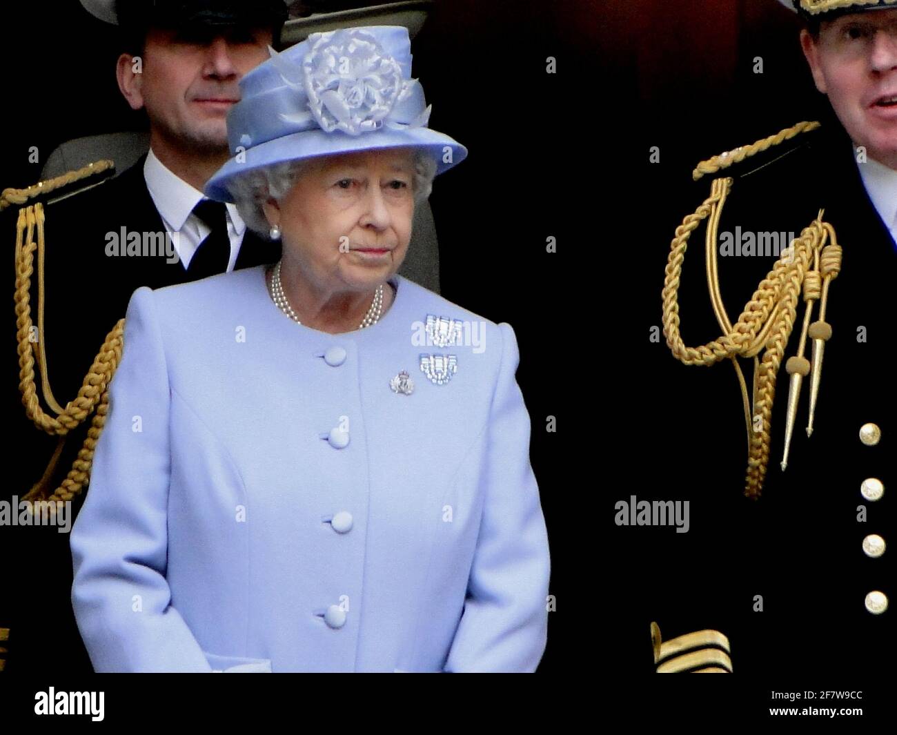La Reine présente officiellement au duc d'Édimbourg le titre et le bureau de Lord High Admiral of the Navy à Whitehall, pour souligner son 90e anniversaire. Londres, Royaume-Uni Banque D'Images