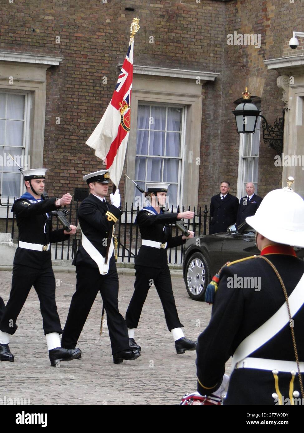 La Reine présente officiellement au duc d'Édimbourg le titre et le bureau de Lord High Admiral of the Navy à Whitehall, pour souligner son 90e anniversaire. Londres, Royaume-Uni Banque D'Images