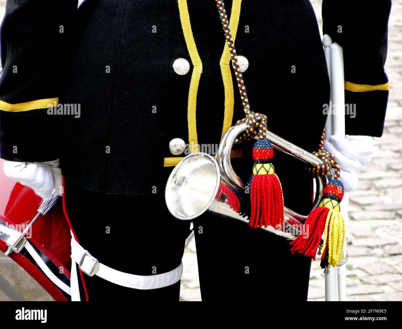 La Reine présente officiellement au duc d'Édimbourg le titre et le bureau de Lord High Admiral of the Navy à Whitehall, pour souligner son 90e anniversaire. Londres, Royaume-Uni Banque D'Images