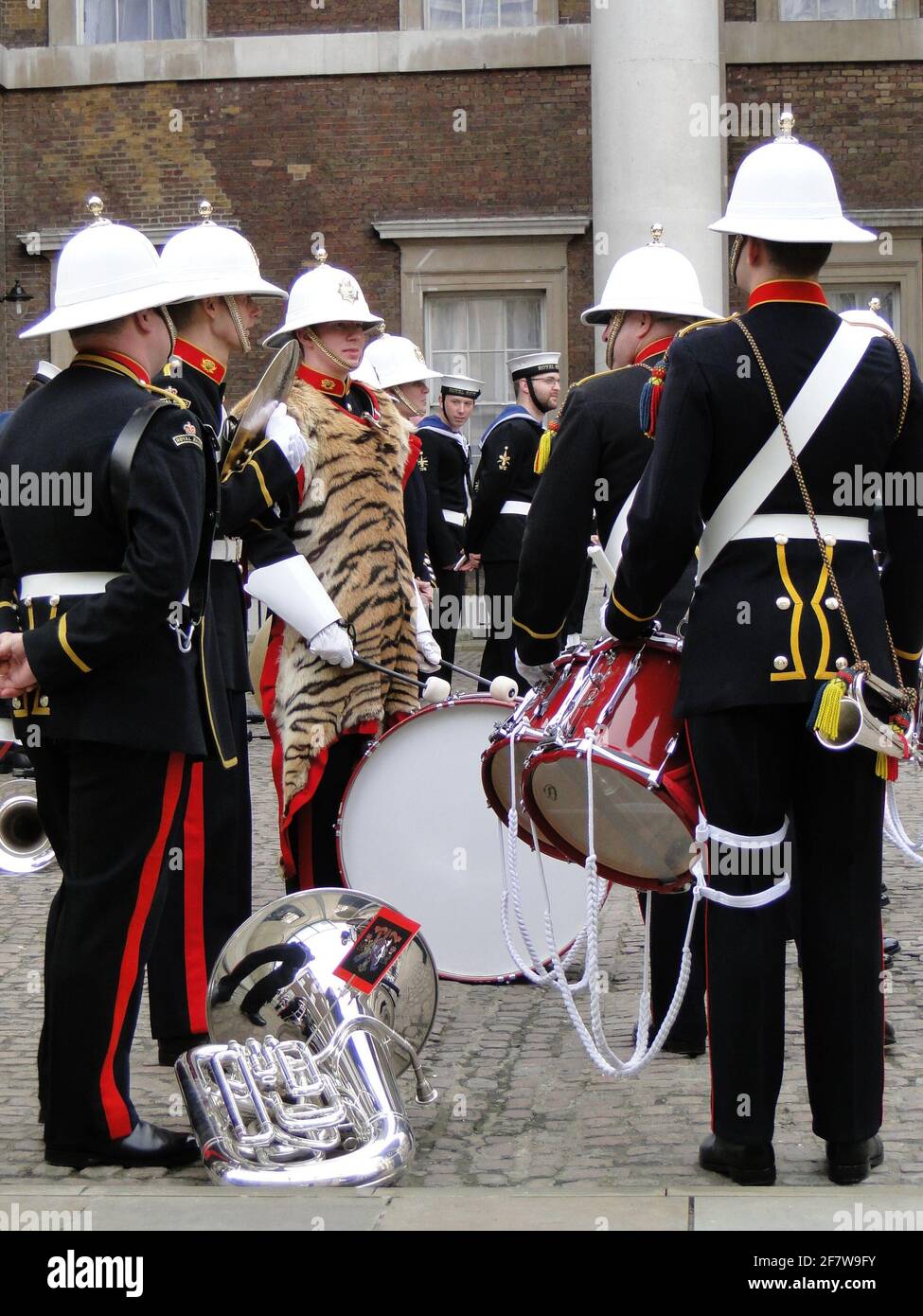 La Reine présente officiellement au duc d'Édimbourg le titre et le bureau de Lord High Admiral of the Navy à Whitehall, pour souligner son 90e anniversaire. Londres, Royaume-Uni Banque D'Images