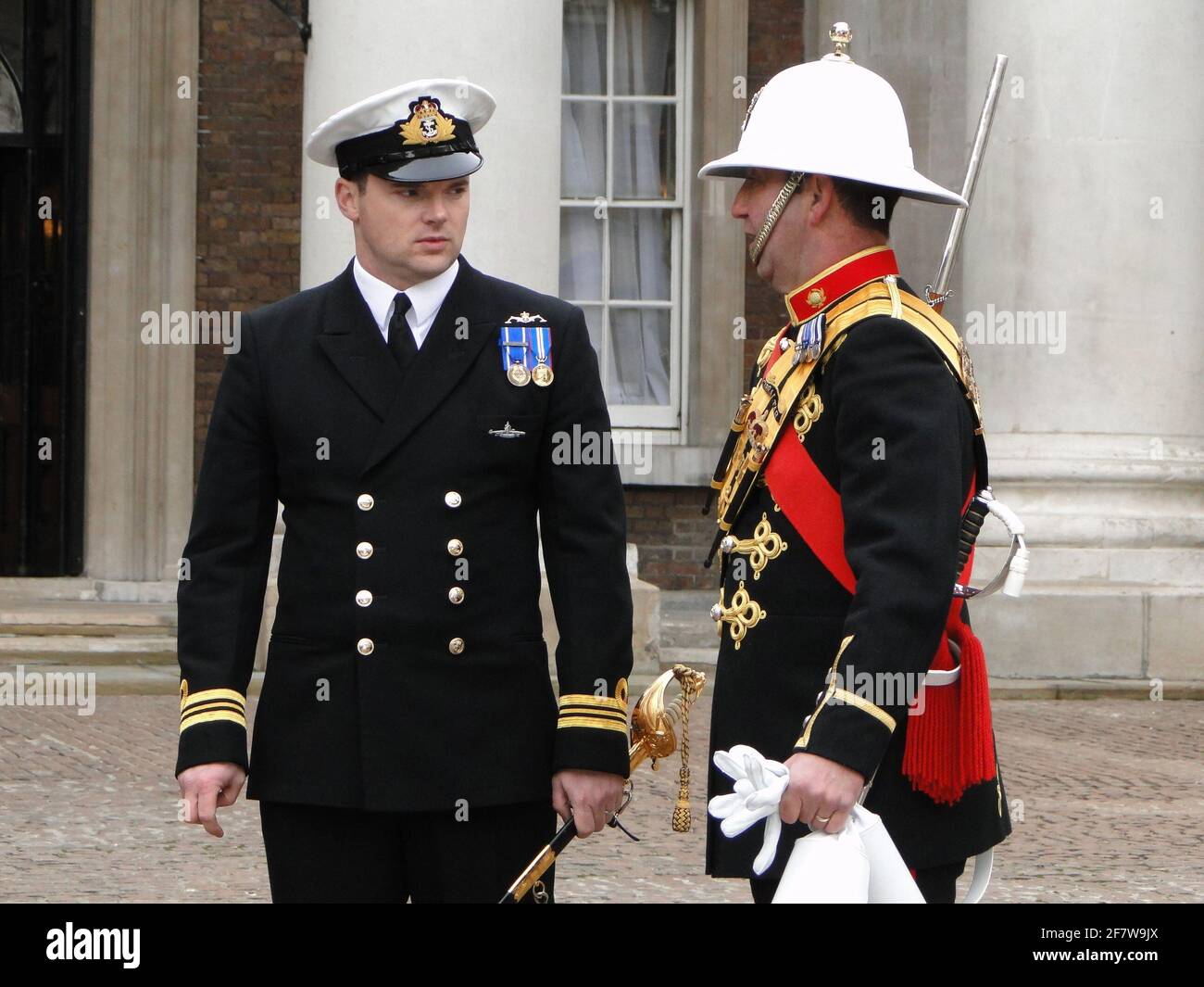 La Reine présente officiellement au duc d'Édimbourg le titre et le bureau de Lord High Admiral of the Navy à Whitehall, pour souligner son 90e anniversaire. Londres, Royaume-Uni Banque D'Images