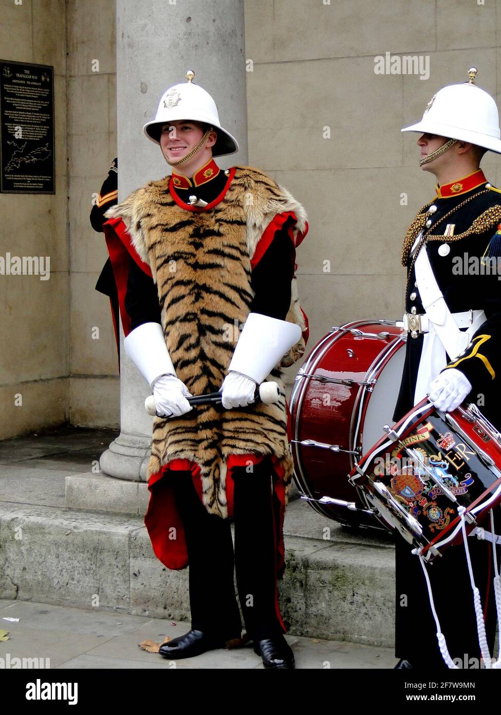 La Reine présente officiellement au duc d'Édimbourg le titre et le bureau de Lord High Admiral of the Navy à Whitehall, pour souligner son 90e anniversaire. Londres, Royaume-Uni Banque D'Images