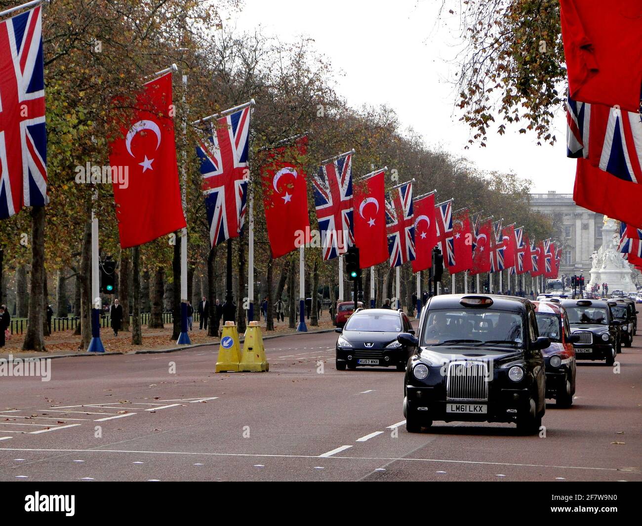 Le Mall décoré avec des drapeaux britanniques et turcs comme la Reine rencontre le président turc, Londres, Royaume-Uni Banque D'Images