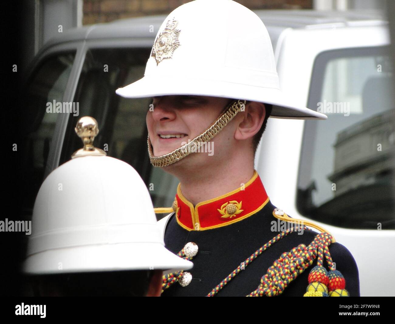 La Reine présente officiellement au duc d'Édimbourg le titre et le bureau de Lord High Admiral of the Navy à Whitehall, pour souligner son 90e anniversaire. Londres, Royaume-Uni Banque D'Images