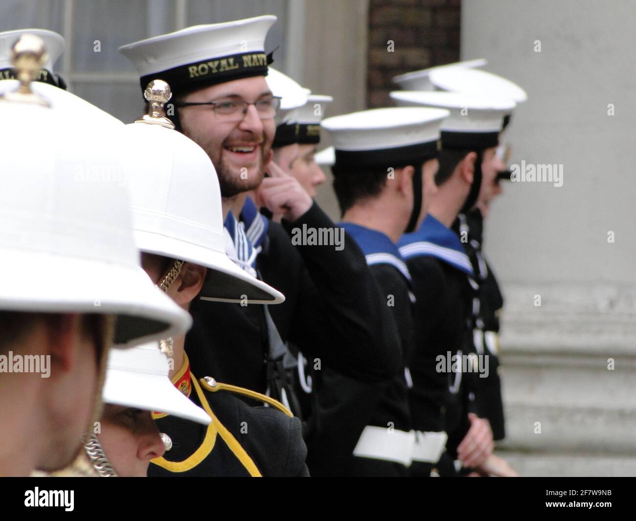 La Reine présente officiellement au duc d'Édimbourg le titre et le bureau de Lord High Admiral of the Navy à Whitehall, pour souligner son 90e anniversaire. Londres, Royaume-Uni Banque D'Images