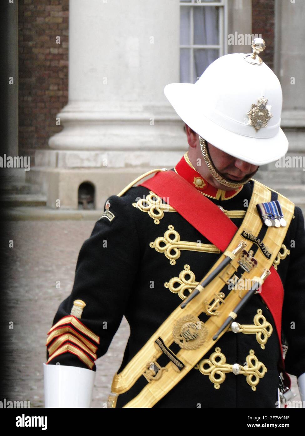 La Reine présente officiellement au duc d'Édimbourg le titre et le bureau de Lord High Admiral of the Navy à Whitehall, pour souligner son 90e anniversaire. Londres, Royaume-Uni Banque D'Images
