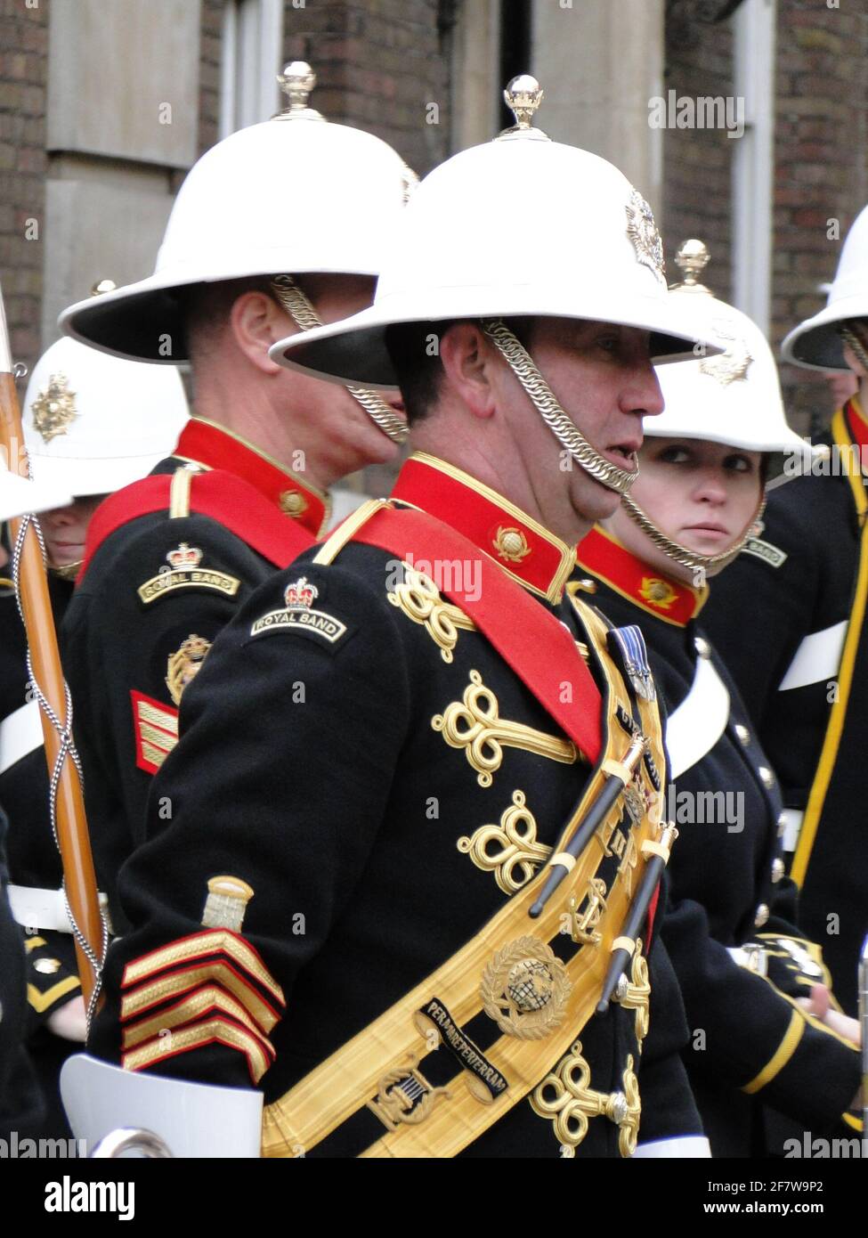 La Reine présente officiellement au duc d'Édimbourg le titre et le bureau de Lord High Admiral of the Navy à Whitehall, pour souligner son 90e anniversaire. Londres, Royaume-Uni Banque D'Images