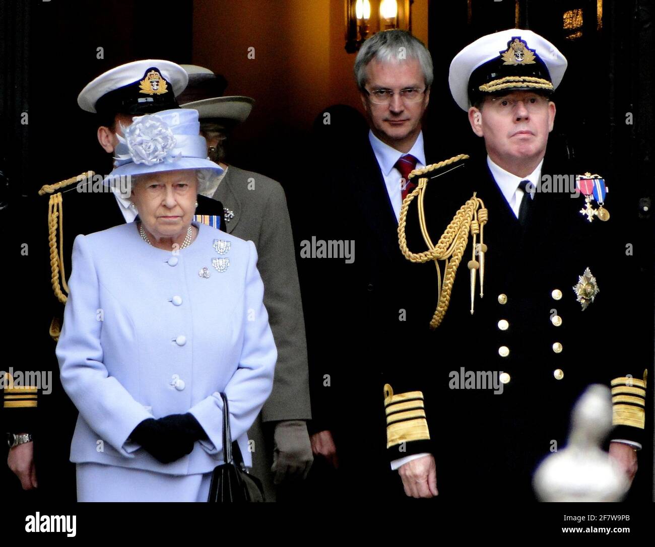 La Reine présente officiellement au duc d'Édimbourg le titre et le bureau de Lord High Admiral of the Navy à Whitehall, pour souligner son 90e anniversaire. Londres, Royaume-Uni Banque D'Images